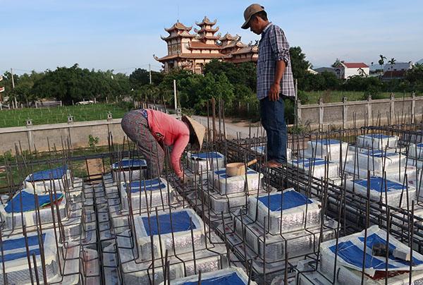 hình ảnh thi công phần sàn bê tông có cốp pha pyrmid